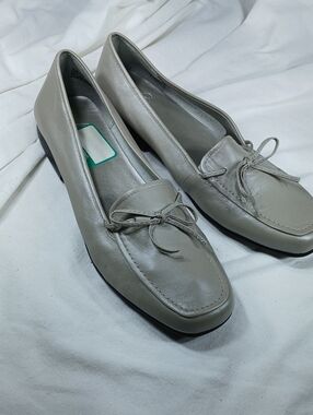 S.R.O. classic Women's Loafer Pumps in Light Gray pearlescent leather
